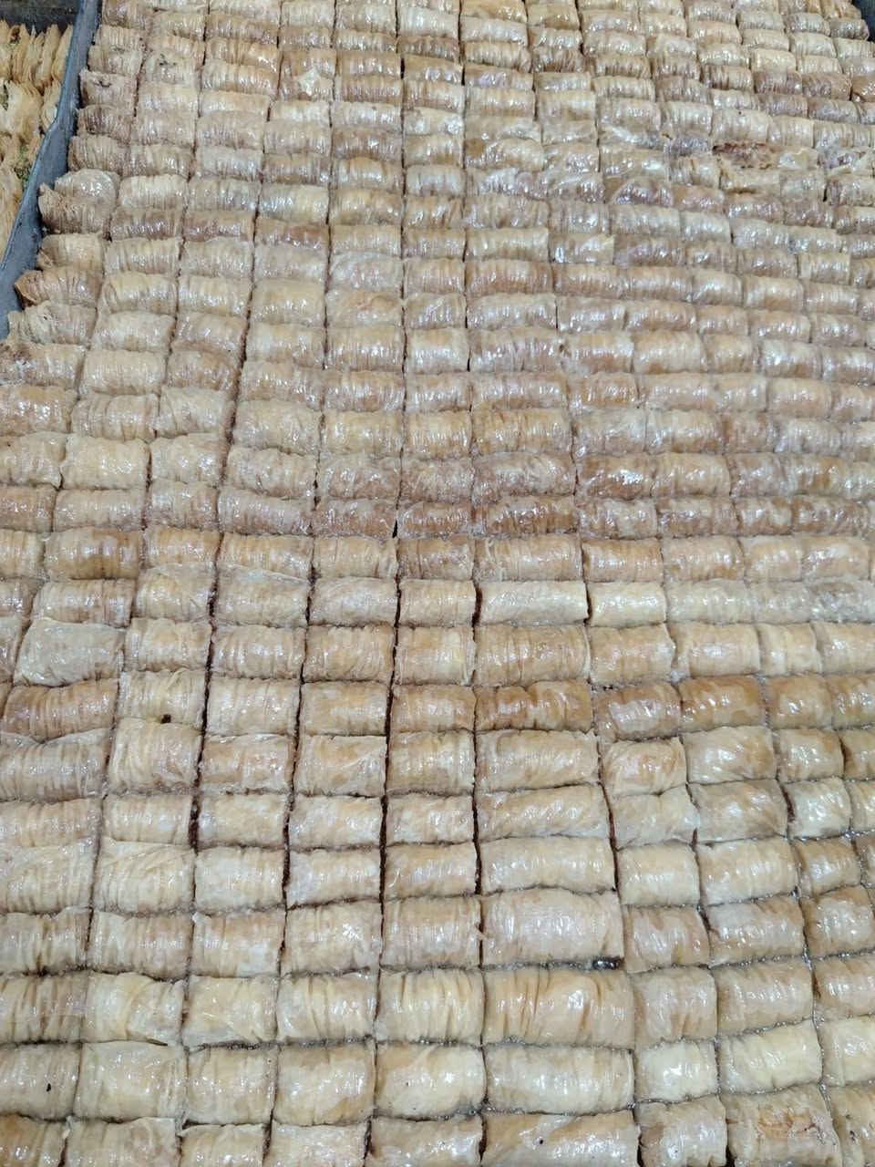 زبائنه الطيبين 
وفرنالكم بقلاوه زلابيه زنود الست برمه كل الانواع متوفره وتوصيل متوفر هسه 😋 
سعر الكيلو. .......4000

نص كيلوو ..........2000

ربع كيلو.........1000

‏‪***********‬‏رقم الحجز
