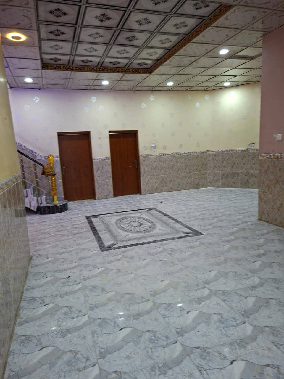 بيت للبيع حي 36 مساحته 250م طابق واحد سقف صب شارع ١٠م قرب مدرسة بيت العتيق 
يحتوي على غرفتين وصالة ومطبخ وبراني وصحيات خارجيه وداخليه 
السعر الكلي 180
مطلوب 80 مليون
للمصرف العقاري أقساط شهري 438 الف
بيد صاحب البيت 100 مليون
للاستفسار أتصال على الرقم
***********
