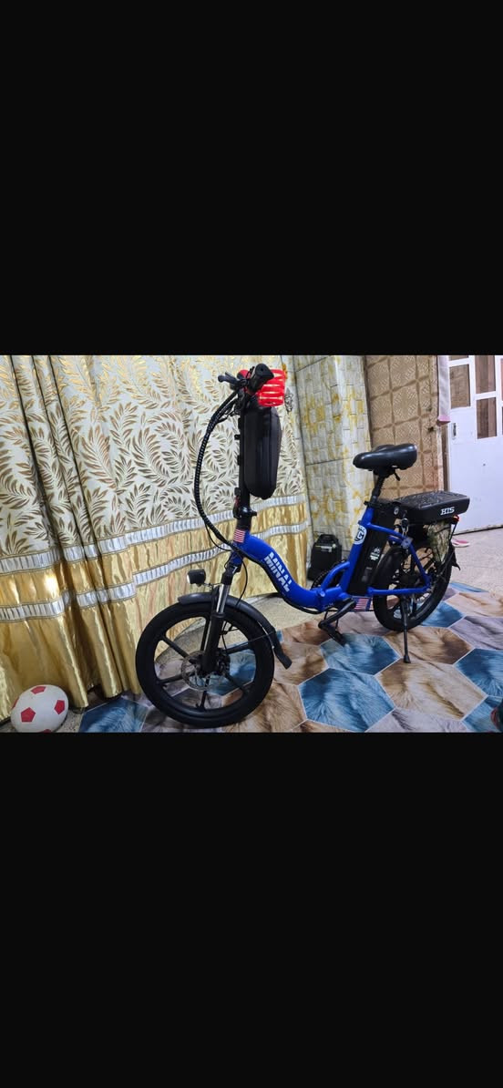 .(TQM DESIGN IN USA تصميم أمريكي) MINAL :الماركة
نوع الدراجة: دراجة جبلية كهربائية قابلة للطي (Folding E-Bike)
لسهولة التخزين والنقل.
البطارية: بطارية ليثيوم قوية من نوع aldoha بجهد 48 فولت (15)
امبير
الإطارات: إطارات عريضة (Fat Tires) من نوع CST BFT بمقاس مثالية لجميع أنواع الطرق (رمل، حصى, أسفلت (0.
ناقل الحركة: نظام سرعات شيمانو (Shimano) يضمن سلاسة التنقل بين التروس.
الشاشة: شاشة LCD رقمية متطورة لعرض السرعة، مستوى شحن البطارية، والمسافة المقطوعة.
الإضافات والمميزات
ا إضاءة LED أمامية قوية للقيادة الليلية الآمنة
v مساعدات أمامية (Front Suspension) لامتصاص الصدمات
وتوفير راحة قصوى.
حقيبة خلفية وحقيبة أمامية إضافية لتخزين أغراضك الشخصية
والشاحن.
مقعد مريح قابل للتعديل مع حقيبة خلفية مدمجة.
اا انم فرامل ديسك (Dis Bks) جا لاسجابة ب السعر ٦٥٠
***********
