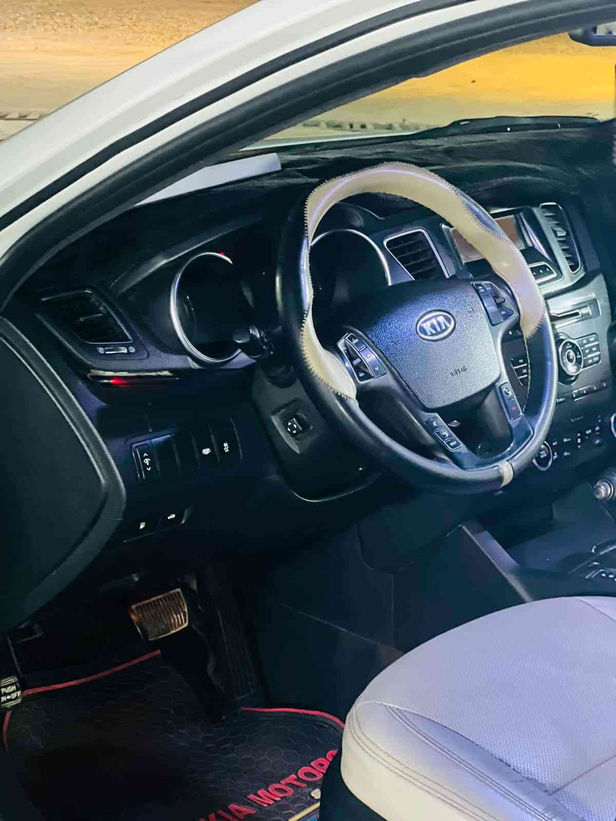 السلام عليكم للبيع الموديل 2012 كيا كادينزا خليجي  داخل ملكي
السيارة فول ١/١  
6 سلندر 
اللون ابيض  🩷

المواصفات✅

فول فول 👍
-بانوراما 💁
-تشغيل بصمة مع بصمة الابواب الامامية🎶
داخل  كريمي ملكي ❤️
-نظام ترحيب😍
-انارة بالمرايات والابواب الامامية👍
-كاميرا وحساسات خلفية❤️
-حساس ماسحات💕
-بردة خلفية متحركة👍
-كشنات كهربائية جلد تدفئة وتبريد  ❤️
-كشنات خزن ميموري 🥰
-لوحة تحكم بالكشن الخلفي👍
-لد امامي وخلفي💕
-تحكم كامل بالستيرن👉
-نظام ترحيب 👌
-اشاير مري+شفط+قلاب 💁
وباقي مواصفات الكادينزا معروفه 😎

السيارة بيها قطعتين+محرك مفتوح بس كفالة عمر كامل 

 سياره " تحويل + وكاله بشرط - فحص + هزه + سنوى جديد +رقم جديد انكليزي‏‪
السعر👇  129
مكان السيارة التاجي سبع البور ‏‪***********‬‏
