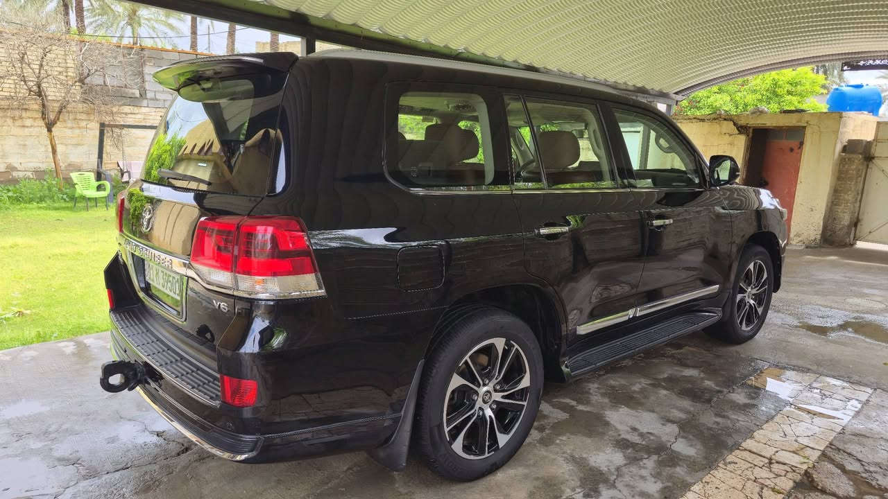 السلام عليكم ورحمة الله
لاندكروز موديل 2021 بريم أصلية فول مواصفات ماشية 105 الف مكفولة من الصبغ والحادث والتبديل عدى بارد قليل موضح بالسونر محرك 6 سلندر 4000 تنفس طبيعي.....
مكاني بغداد الدورة هوررجب 
السعر 515 ورقة وبيها مجال للشراي 
***********
***********
