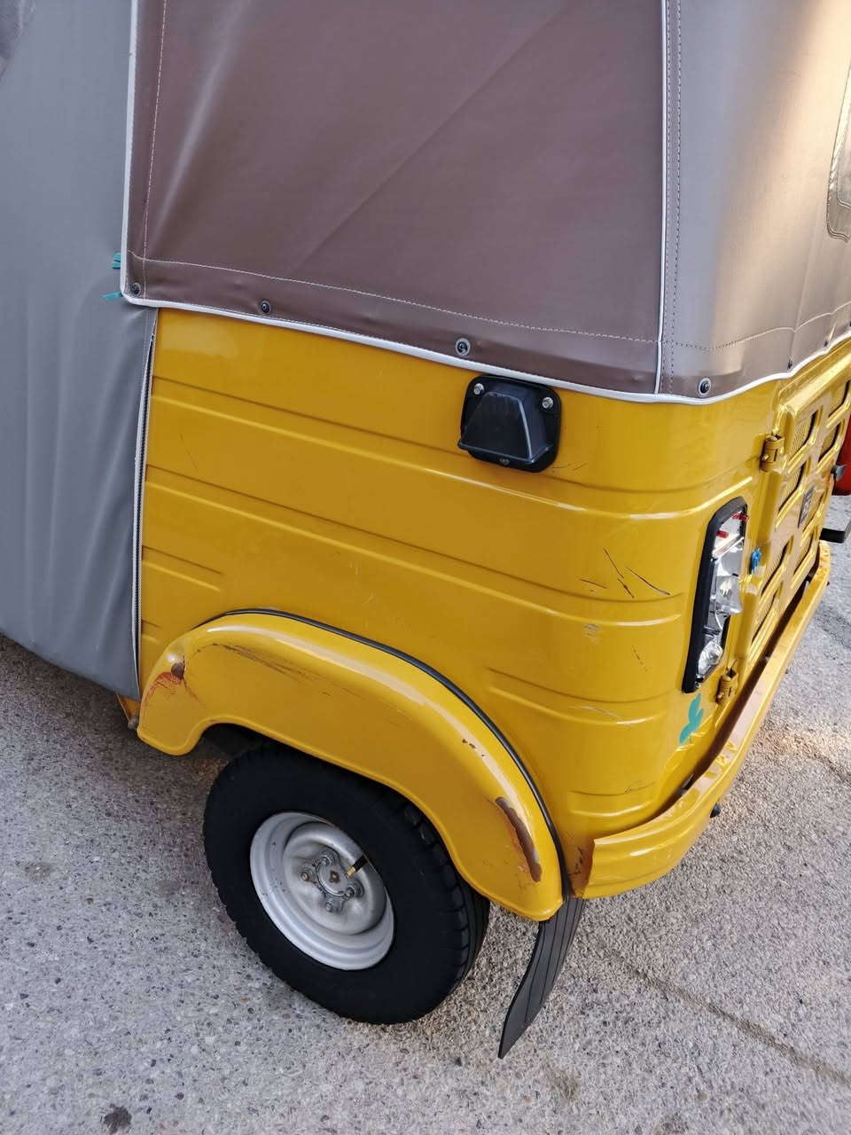 سلام عليكم تكتك  عشرين شهر 8 كفاله دوس ما معمرا بلادي نفس ما واضح بالصور  لا ضربه ولا صبغ ولا معجون اكسن شغال رقم بغداد نكليزي سعر 7250 وبيه مجال مكان بغراد حي نصر رقم ***********
