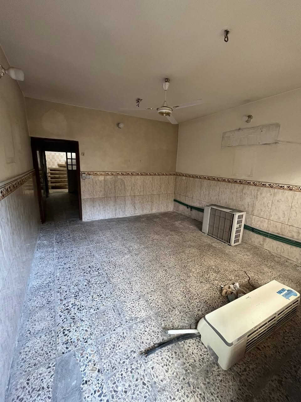 بيت للايجار الشعب حي الجزائر محطة وقود سما بغداد بضهر امانة بغداد اقرب نقطة دالة اسواق عمار السوداني 
مساحة البيت 67 متر 
الطابق الاول ، طرمة و هول و مطبخ و حولي و حمام داخلي و خارجي  
الطابق الثاني، غرفة نوم طولها 7 ونص وبلكونه 
وبيتونه وسطح ع طول البيت 

الملاحقات سخان مي ، تانكي ، كهرباء 3 فيز 

السعر : 350 الف وبي مجال 
للاتصال والاستفسار ع الرقم : ***********
