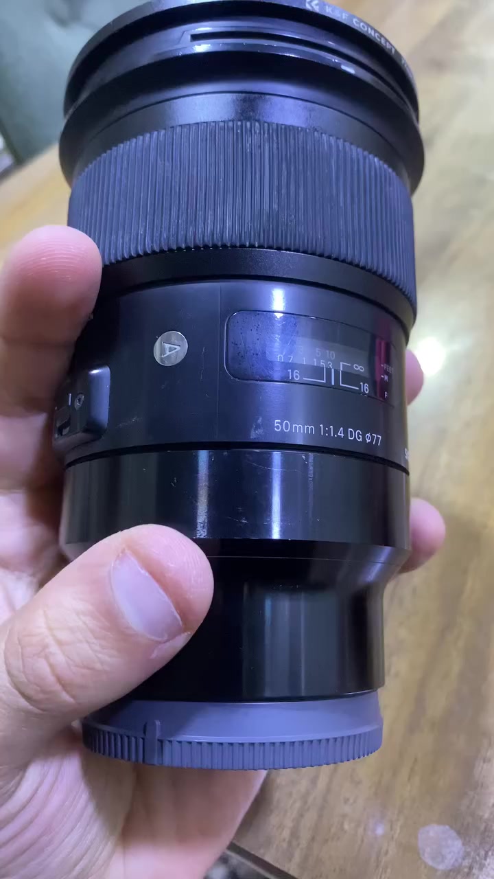 عدسه سوني SIGMA ب ٥٠٠ الف و بيهه مجال بسيط ،    SIGMA 50mm /f1.4    
العدسه طاحت مني و صارت بيهه خلخله مثل ما موضح بالفيديو ، العدسه تصور و الاوتوفوكس شغال
واتساب : ***********
