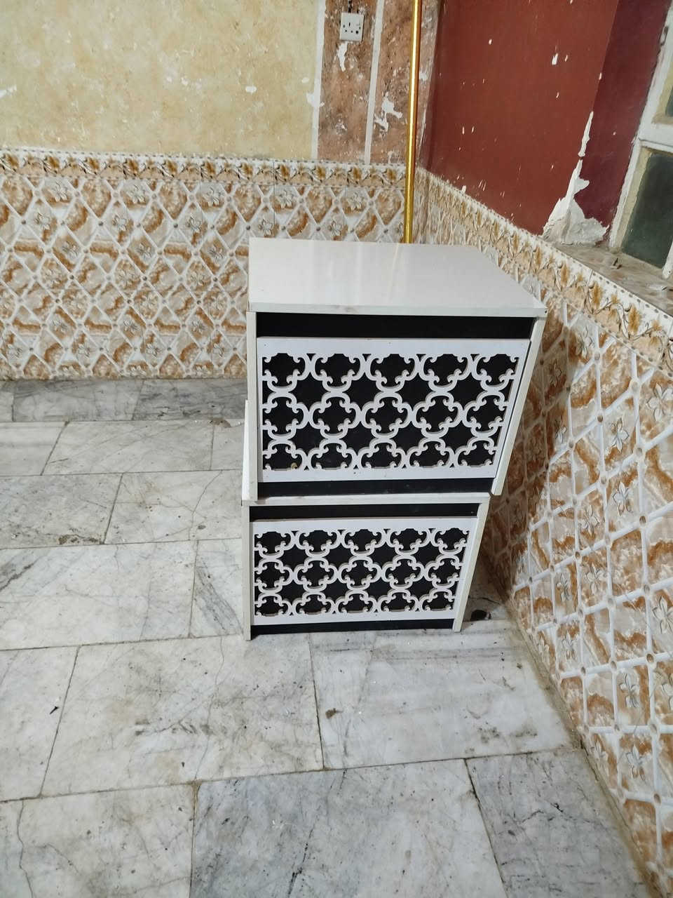 السلام عليكم ميز مكتبي معروض للبيع يتكون من اربع قطع زائد طبلتين جديد السعر الخاصه الاتصال على ***********
