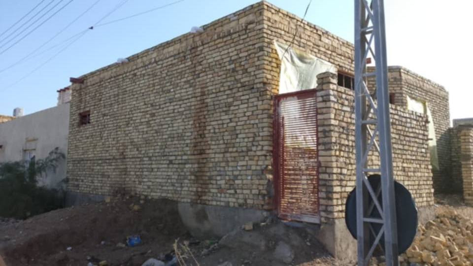 بيت للبيع بحي الكوفه بشارع المولده بناءه طابوك وسكف عكاده ولدرج صب كونكريت مساحه 100مربعه واصل مرحله لباخ سعره 35 وبي مجال *********** ملاحضه قابل للمراوس بيت جهاز لسكن اي مكان
