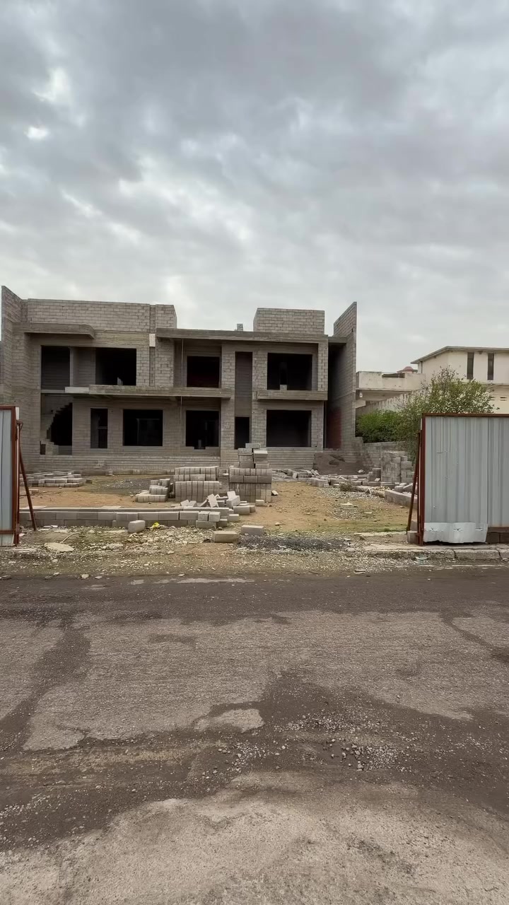 اعلان 🏠🏠
ارض للبيع مساحه 968 متر الواجهه 22 متر عمق 45تحتوي على هيكلين الهيكل الاول المساحه 300  الواجهه 12 متر يحتوي على 6غرف نوم والهيكل الثاني 250 متر الواجهه 10 يكون طابقين كل طابق منفصل عن الثاني بدرج خارجي يحتوي كل طابق 3 غرف نوم مع استقبال ومطبخ حار و بارد و هول وصحيات ويحتوي الداران على سرداب منفصل لكل دار بمساحه 50 متر 
اكتب تم بال التعليقات يتم ارسال السعر مباشر 
#مكتب_لاماسو_للعقارات
#اسامة_الحافظ_للبناء_والعقار 🏘️
#مستعدون_لبناء_الدور_والعمارات
#لدينا_عروض_بإمكان_متفرقة_من_مدينة_الموصل
#عروض_تجارية_سكنية_زراعية
#نستقبل_عقاراتكم_وطلباتكم
#العنوان_محافظة_نينوى_مدينة_الموصل
#سوق_الشعاريين_مقابل_مسجد_الأمام_ابراهيم
للاستفسار الاتصال أو مراسلة الصفحة📱

*********** اسامة الحافظ 
*********** 
*********** عبدالكريم الشاهين 
*********** عبدالرحمن العبيدي
