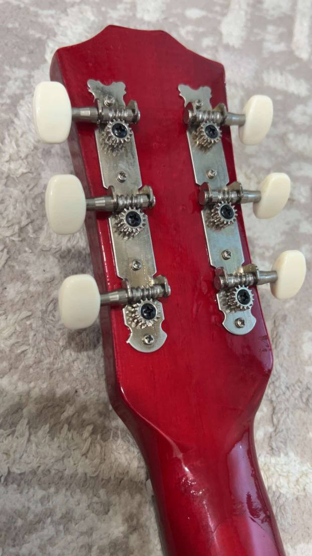 سلام‌علیکم
ئەم گیتارە بۆفرۆشتن زۆرتازە و جوانە شوخت و ڕوشاوی نیە هیچ کێشەیەکی نیە
قەبارەی 97سم
نرخی 65هەزاردینار
شوێن هەولێر
*********** أربيل, العراق
