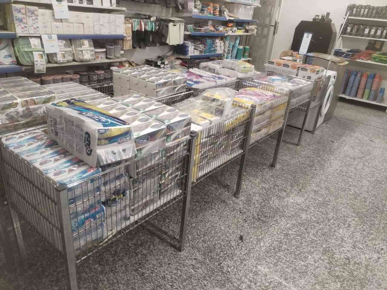 غراض اسواق للبيع
رفوف جانبي + ميز كاشير  حرف U + ميوزه مخضر + عربات تسوق حجم ٨٠ لتر و ١٢٠ لتر + سلات ارضي ثقيل + فاترينات جام مكان ديوانية اتصال 
***********
