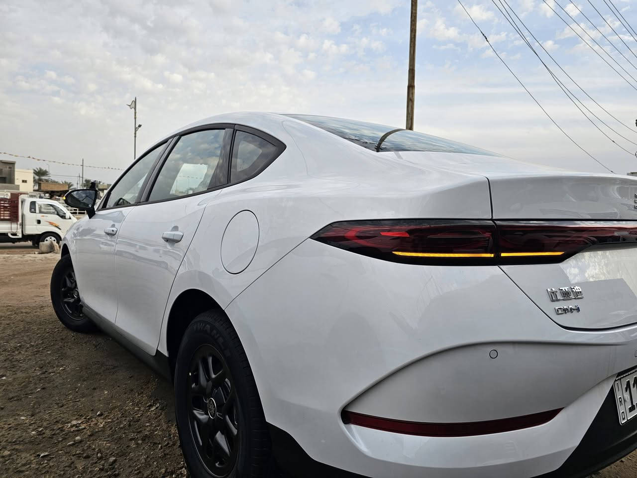 بي واي دي كين بلس DM-i موديل 2025  
متوفر مرقم جاهز .بغداد .أربيل
 زيرو كم |
 فول مواصفات 
• المحرك: 1.5 لتر بنزين + محرك كهربائي (هايبرد DM-i)
• سعة البطارية: 8.8 كيلو واط ساعي
• المدى الكهربائي: 50 كم
• (هايبرد): (بنزين + كهرباء)
• سعة خزان الوقود: 65 لتر
• نظام الدفع: أمامي (FWD)
• ناقل الحركة: أوتوماتيك E-CVT
• وضعيات القيادة: EV / HEV / سبورت / إيكو
• حساسات خلفية وكاميرا
• أضواء أمامية وخلفية LED كريستال
• مثبت سرعة
• مرايا قابلة للطي يدوياً
• فرامل يد كهربائية + Auto Hold
▪️فتح صندوق ذكي 

• نظام قيادة ذاتية كامل
• نظام (RSA) للتعرف على لافتات السرعة
• جنوط 16 إنش
• كراسي جلد بتحكم يدوي
• شاشة أمامية 8 إنش + شاشة وسطية لمس 5 إنش
• فتحات تكييف خلفية
• تحكم من المقود
• Bluetooth / AUX / USB
• 4 سماعات
• شاحن BYD أصلي 8 أمبير
🦅معرض ألظلال المركزي 🦅

اي استفسار عن طريق الاتصال فقط غير متواجد ع الانترنت

واسط الصويرة شارع المعارض الرئيسي 

***********    واتساب

***********    واتساب
