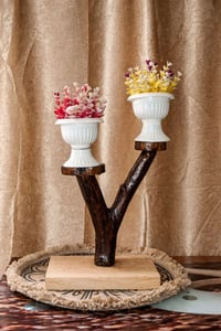 يوجد مسند خشب طبيعي والصبغ حسب ذوق الزبون بااسعار مناسبة ويوجد توصيل ا...