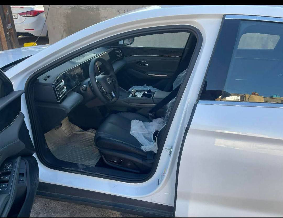 السلام عليكم
للبيع 
Byd_كن L __ موديل 2025
على وضع الشركه مماشيه هواي مرقم كامل لوحات وسنوية 
مرقمه بغداد وجاهزة بأسمي  ✅
السياره : هايبرد & بانزين & كهرباء يعني التفويله الوحده بانزين تمشيك 2100 كيلو✅
سعة التانكي 65لتر    ✅
تحكم تبريد شاشه      ✅
هند بريك كهرباء.        ✅
دشبول شاشه ديجيتال✅
اوتو هولد.                 ✅
تشغيل عن بعد تحكمات مقود✅
اوامر صوتيه.             ✅
مقود جلد حياكه.        ✅
3 وضعيات قيادة.       ✅
كاميرا خلفيه.             ✅
حساسات امامي خلفي ✅
اشاير بل مري.  13 كامره             ✅
دخول كارت NFC بالمري 🛜
تتسع المقصورة ل 5 ركاب👨‍👩‍👧‍👧
المقاعد جلد اسود ملكي 
اناره داخليه LED✅
لد امامي LED✅
‏LED بك لايت دخاني ✅
قطعتين تبريد ✅
كروس مثبت سرعة✅
مانع تزحلق✅
منفذ شاحنه خلفية✅
  فتحه سقف ✅
🔴 جميع العده مالتها موجوده 
وشاشة بيها كامل تطبيقات
العنوان بغداد 
رقم صـــاحب السيارة: *********** وبي واتساب
