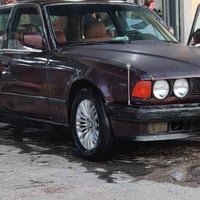 سيارة BMW موديل  1992 سيارة بيها محرك VVt بطل أسود 3000 كير حاويه تخم ...