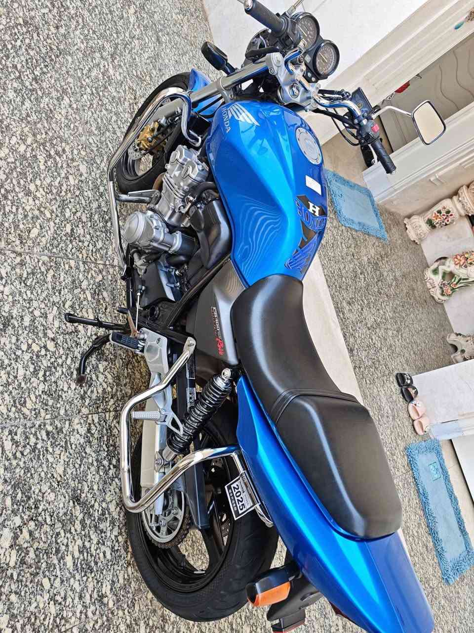 السلام عليكم cb4  نوزل للبيع الدراجه رمبة نازلة صارلهه شهرين كفالة عامة المكان العمارة *********** فقط اتصال خاص غير متواجد اسف على الاطالة
