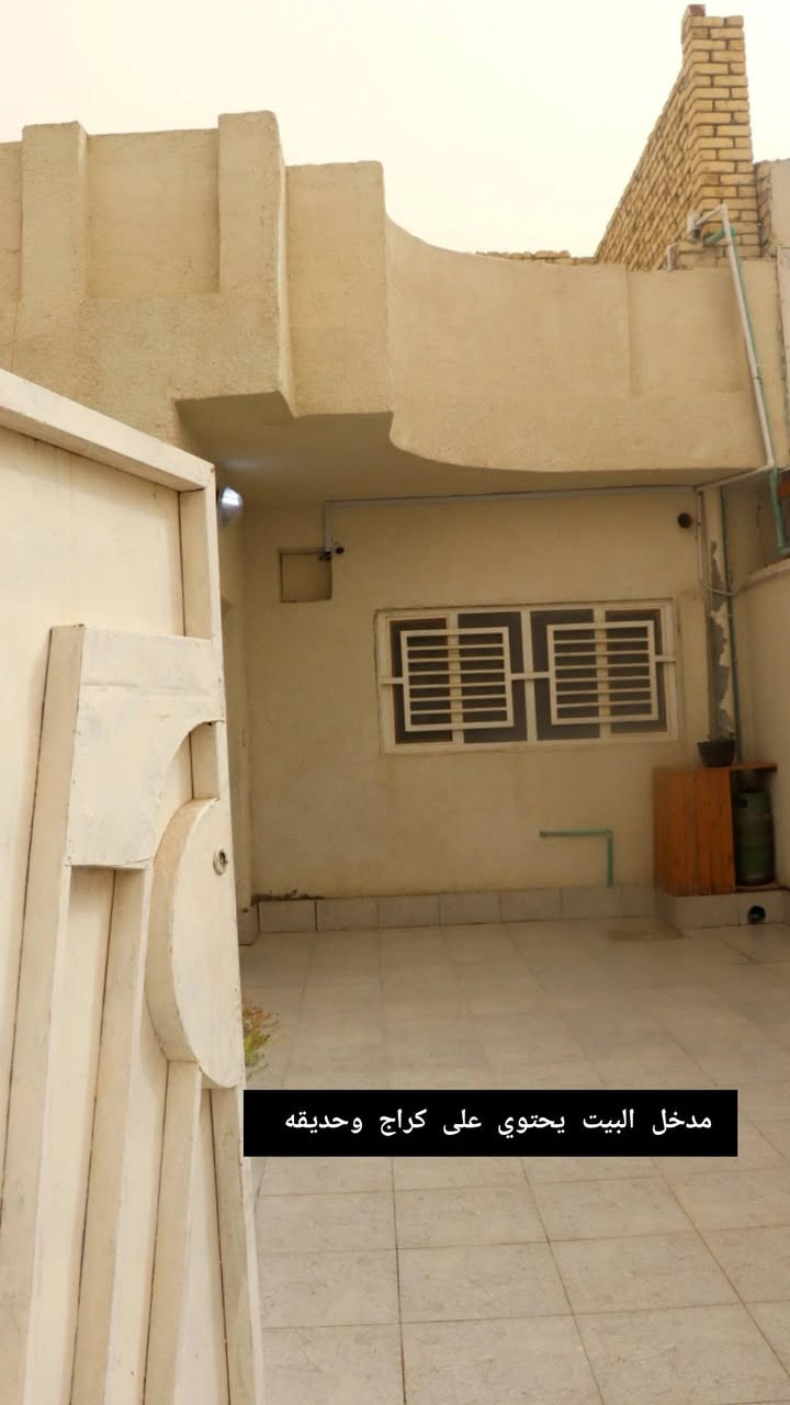 بيت للبيع في مجمع الاحرار السكني
خلف المدينه الرياضيه ..البيت ركن طابو صرف 200 متر
... مقابيل المنزل خدمات(مساحات خضراء قيد الانشاء) المنزل قريب من مدارس ثانويه وابتدائيه 
المنطقه تحتوي على جميع الخدمات [ماء كهرباء شوارع مبلطه]
 ...المنزل يحتوي على غرفتين 
و٣ صحيات ٢ داخليات وواحد خارجي 
استقبال كبيره 
صاله 
مطبخ 
حديقه وكراج 
المنزل مجهز بمنظومه كامرات حديثه جدا  تباع مع المنزل
والمطبخ يباع من ضمن المنزل
 المطبخ تفصال تركي درجه أولى مده الاستخدام اقل السنه 
.
.
سعر المنزل 295 مليون 
للإستفسار الاتصال على ***********
