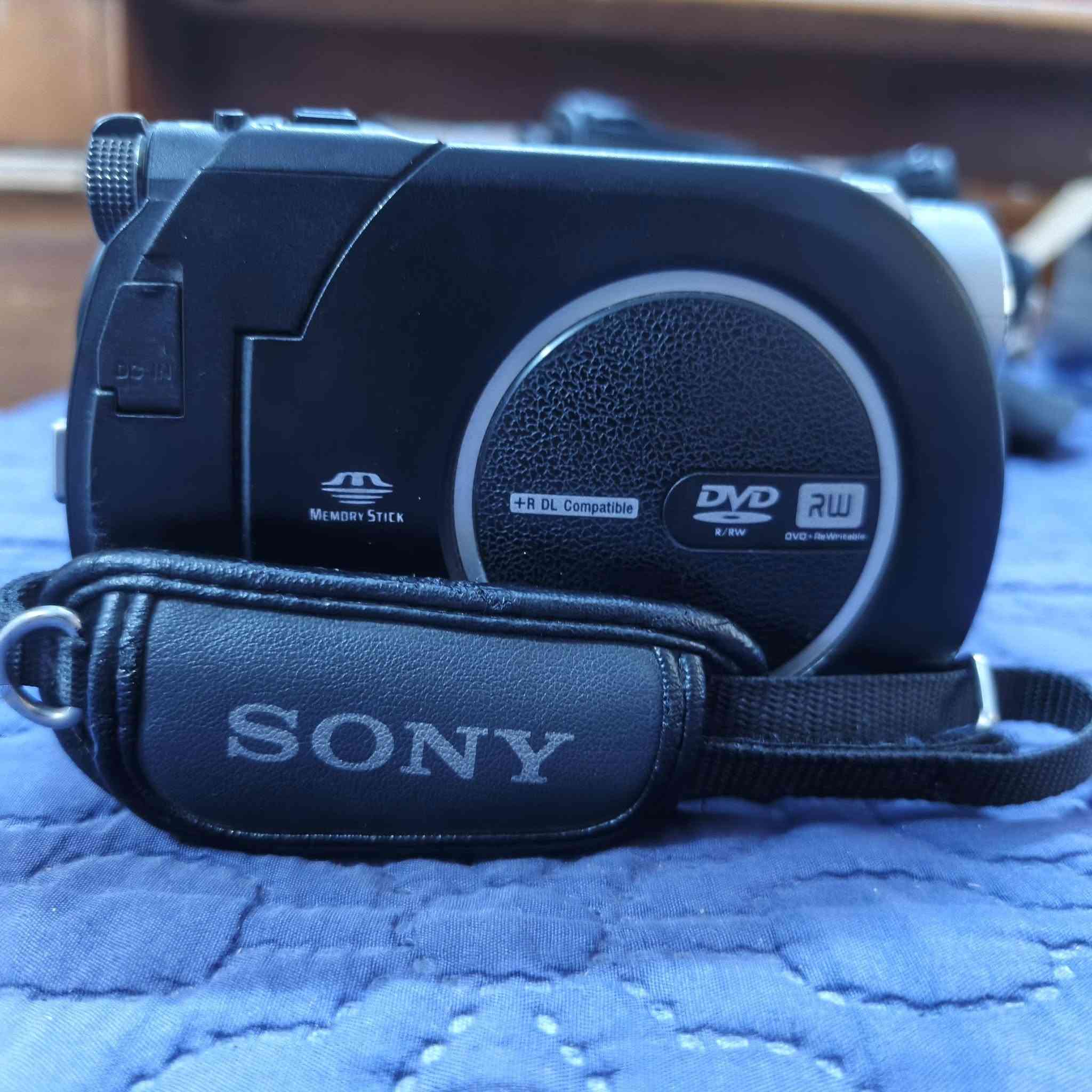 كامرة سوني Sony Handycam DCR-DVD650 كامره نضافه 100/100لا طابه تصلح ولا مفتوحه كامل ملحقاته شاحنه او كيبل عرض وبطارية الجنطه مالته من الاخير تجي وتشوف بيعين النضافه ولقطعه الحلوه العنوان بغداد السريدات ***********
