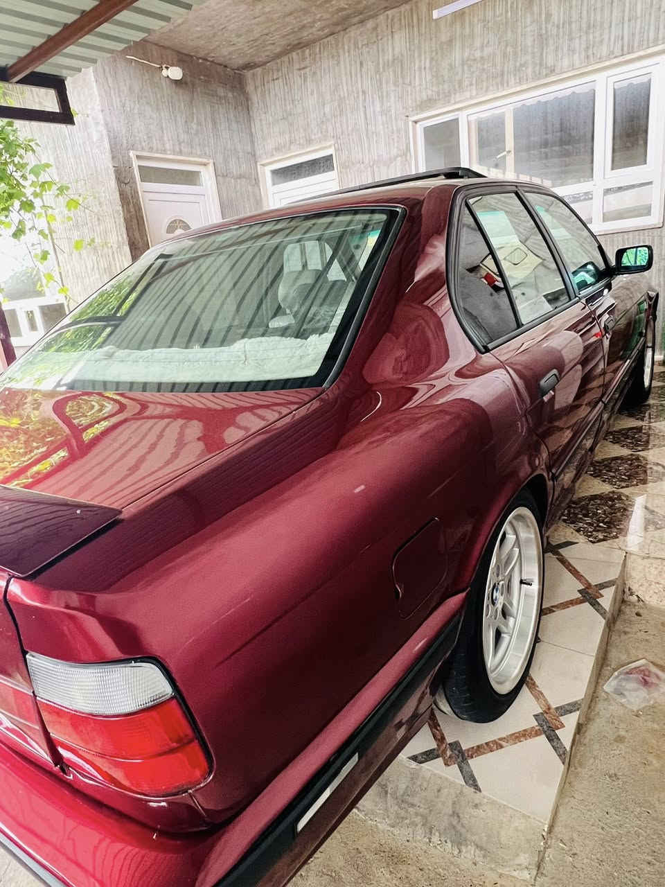 BMW 1995 525iA
موديل 1995بيلاد
525بيلاد تؤماتيك بيلاد
گئرو مه كينه به شه رت
تاخم پئشو پشتي تازه گؤرايه 
تايه ويلي نوئيه 
ره قه م باريكه سه نه وي تازه به سه رجوه 
غرامه 920هه زار له سه ره ده تده مه وه 
به ناو خؤمه ته عويل به شه رت
عامه لو جواني
نمونه له جواني 
*********** واتساب 
به رده ره ش
