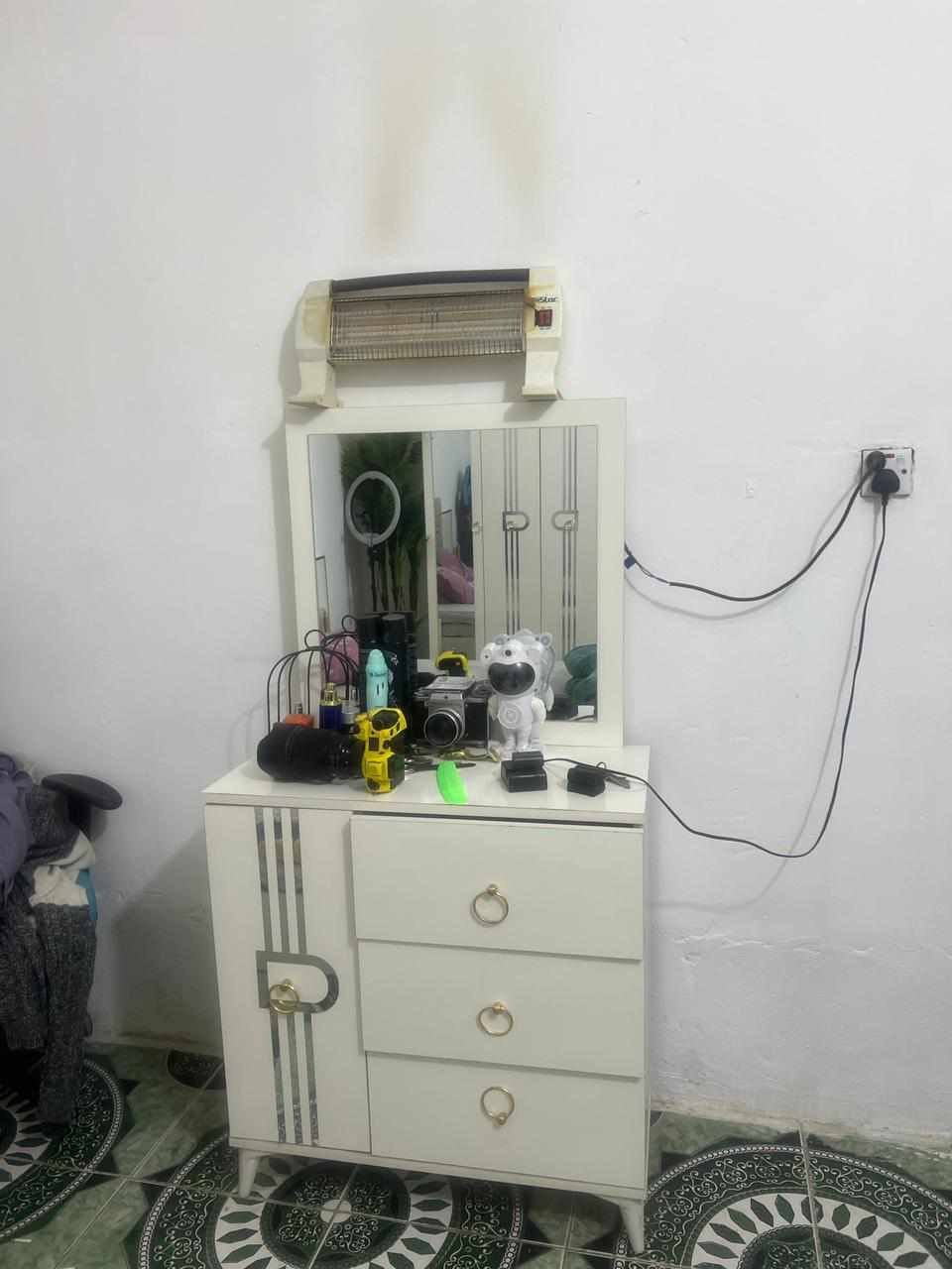 غرفة نوم تركية (5 قطع) مستعملة ونظيفة جداً للبيع.
الغرفة بتصميم عصري وأنيق، ومناسبة جداً للمساحات المتوسطة.
السعر المطلوب 450 ألف دينار عراقي، وبيها مجال بسيط للشراي الطيب.
الموقع: بغداد - منطقة الشعلة.


**إذا كنت صاحب هذا الإعلان وتريد حذفه لأي سبب، رجاءا أرسل رسالة إلى الدعم الفني**