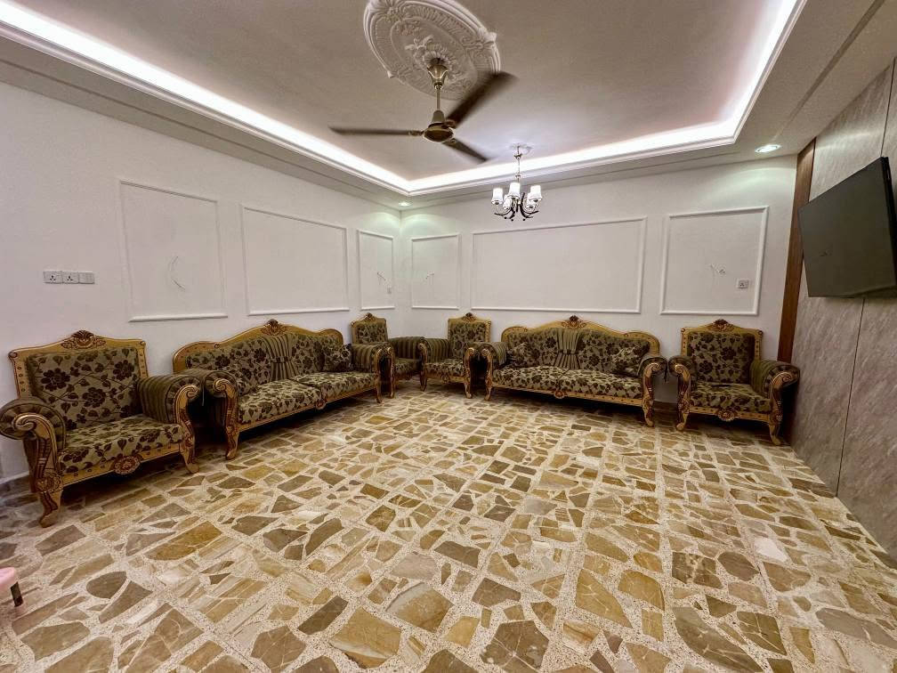 تخم كامل ١٠مقاعد لون مميز ملكي 
يحتاج. بس. غسل. مكان كربلاء المقدسة حي البلدية 
السعر 700 الف مجال بسييط 
*********** Guadalupe, Zac
