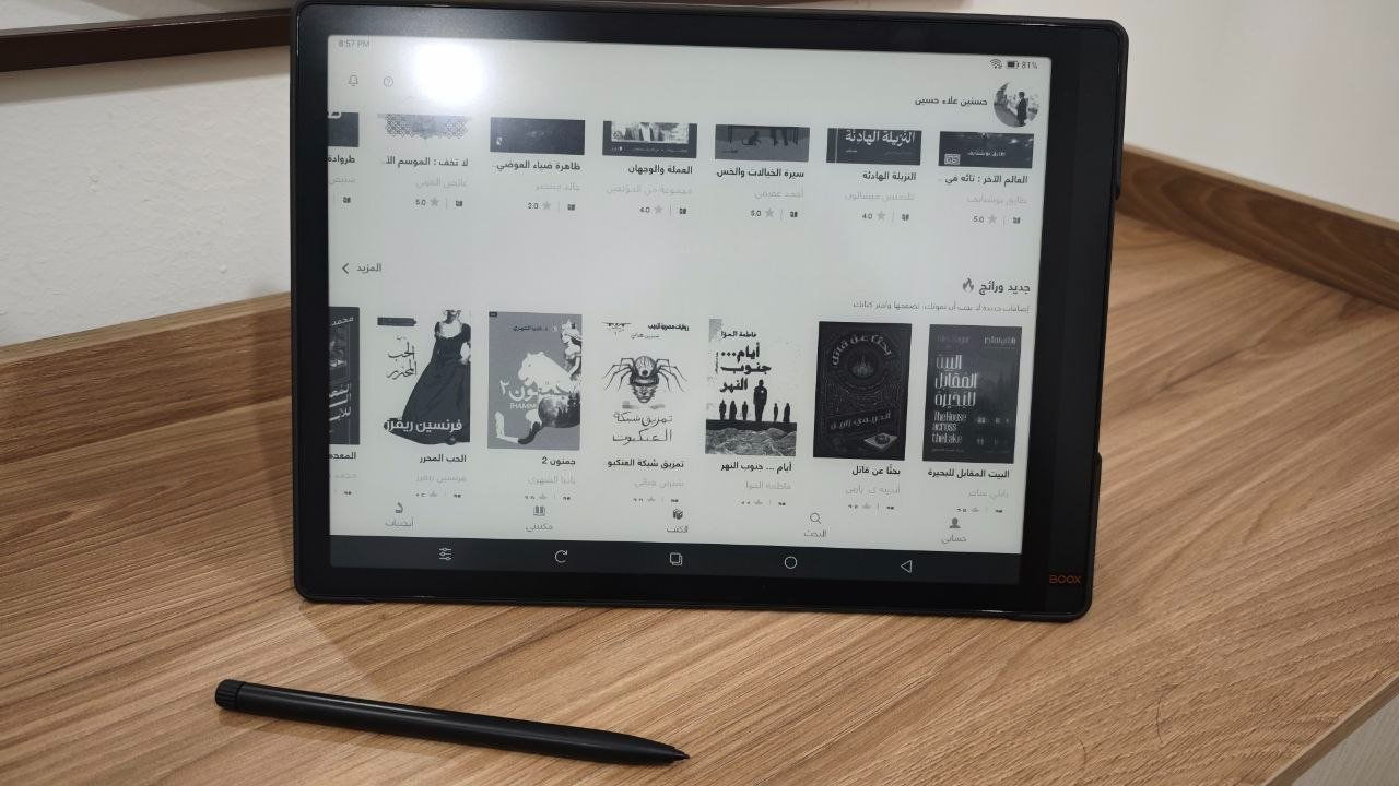 جهاز الحبر الإلكتروني العملاق Boox Tab X (نسخة آمازون الأصلية)
للقراء، الأكاديميين، طلاب الدراسات العليا، والمحامين..
أعرض لكم جهاز القراءة والكتابة الرقمية الاحترافي Onyx Boox Tab X بشاشته العملاقة التي تماثل حجم الورقة الطبيعية (A4)، وهو الخيار الأفضل لقراءة ملفات الـ PDF والمصادر العلمية دون أي إجهاد للعين.
🔹 مواصفات وحالة الجهاز:
حجم الشاشة: 13.3 إنش (حبر إلكتروني عالي الدقة).
النظام: يدعم نظام أندرويد متكامل مع متجر (Google Play) لتحميل كافة تطبيقات القراءة والمزامنة.
مدة الاستخدام الفعلي: خفيف جداً (400 ساعة فقط)، الجهاز من الداخل والبطارية بحالة الوكالة تماماً.
الحالة الخارجية: نظيف جداً (جيد جداً)، توجد خدوش خفيفة جداً لا تؤثر على الرؤية أو الاستخدام نهائياً وباقي الأمور ممتازة.
مصدر الجهاز: تم شراؤه مباشرة من موقع آمازون (Amazon).
📦 الملحقات المرفقة:
القلم الأصلي الخاص بالجهاز للكتابة والرسم وتدوين الملاحظات.
الكفر (الغطاء) الذكي الأصلي من شركة Boox (تم شراؤه من آمازون).
(ملاحظة للأمانة: العلبة الأصلية غير متوفرة).
💰 السعر وتفاصيل البيع:
السعر: 750,000 دينار عراقي (السعر قابل للتفاوض).
الموقع: النجف الأشرف.
طريقة البيع: حسب رغبة المشتري (معاينة يد بيد في النجف، أو يمكن الترتيب للشحن للمحافظات).
📞 للتواصل والاستفسار:
الرجاء التواصل للجادين فقط عبر الاتصال المباشر أو الواتساب على الرقم:
📱 *********** النجف, العراق
