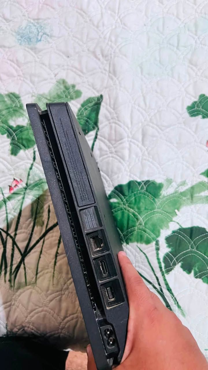 سلام عليكم بلي4سلم نص تيره البلي نضيف كلشن نضافته90‎%‎ بحاله جيده استعمال جداً قليل غير مفتوح او داخل صيانه ويا يو بي اس هم نضيف نضافته85‎%‎معَ يدات عدد2مع اقراس gta+مارتل كومبات السعر250وبي مجال للطيبين اي ستفسار اخر اتصال على الرقم***********
