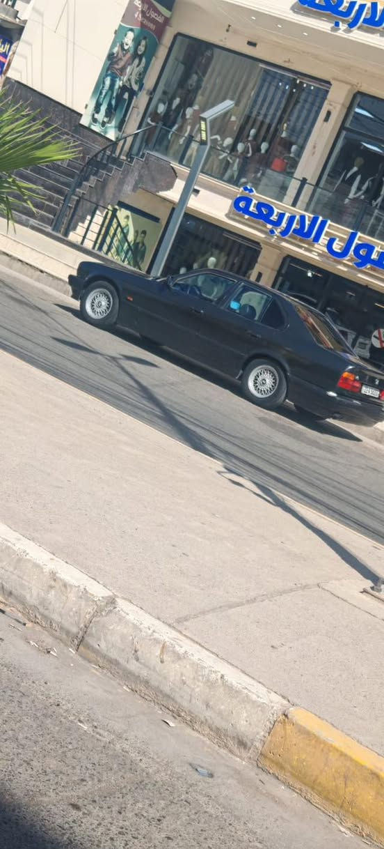 السلام عليكم 

للبيع BMW 525i موديل 1991
سياره إيد واحد ماشاء الله مال جناي 

🔹رقم أربيل رقم و هزه و سنويه جديده 
🔹 بخ عام جمالي فقط بدون معجون بدون جاكوج 
🔹تبريد 
🔹كير اوتماتيك 
🔹تدفئه
🔹تخم تايرات جديده 
🔹غرفه جلد على وضع الشريكه 
🔹قفل مركزي 
🔹جامات كهربائيه
🔹بجم صقر٩٥ 
🔹كير و محرك بشرط بدون صرف او نفخ 
🔹سلايت 
🔹لايتات صليب دخاني على وضعيت الشريكه 
🔹سياره ترايك من زاخو للبصره
🔹تحويل غرامات بشرط سياره بسم الشيخصي 
🔹السياره بدون مصرف ما تصرف عليه ربع تصعد و تسوك 
🔹السعر ٧٨ و مجال بسيط 

مكان السياره دهوك شيخان *********** رجاء مو شراي لا تخابر التفاصيل موجوده كامل و السياره احلى واقي من الصوره
