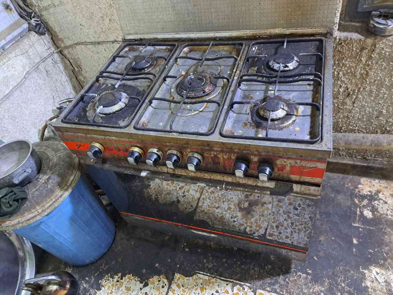 غراض البيع كلمن بسعره ***********
مجمده 90
كنتور 150 بي اضرار بسيطه 
ثلاجه 100 شغله بيه شويه خياس 
طباخ كلشي شغال بي 135
