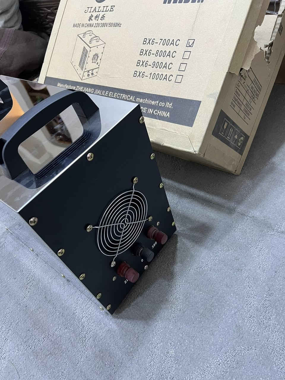 مكينه لحام صناعيه نضيفه حجم كبير القوه 700. ثري فيرز تتحول سنكل السعر 45. الف قفل

***********
