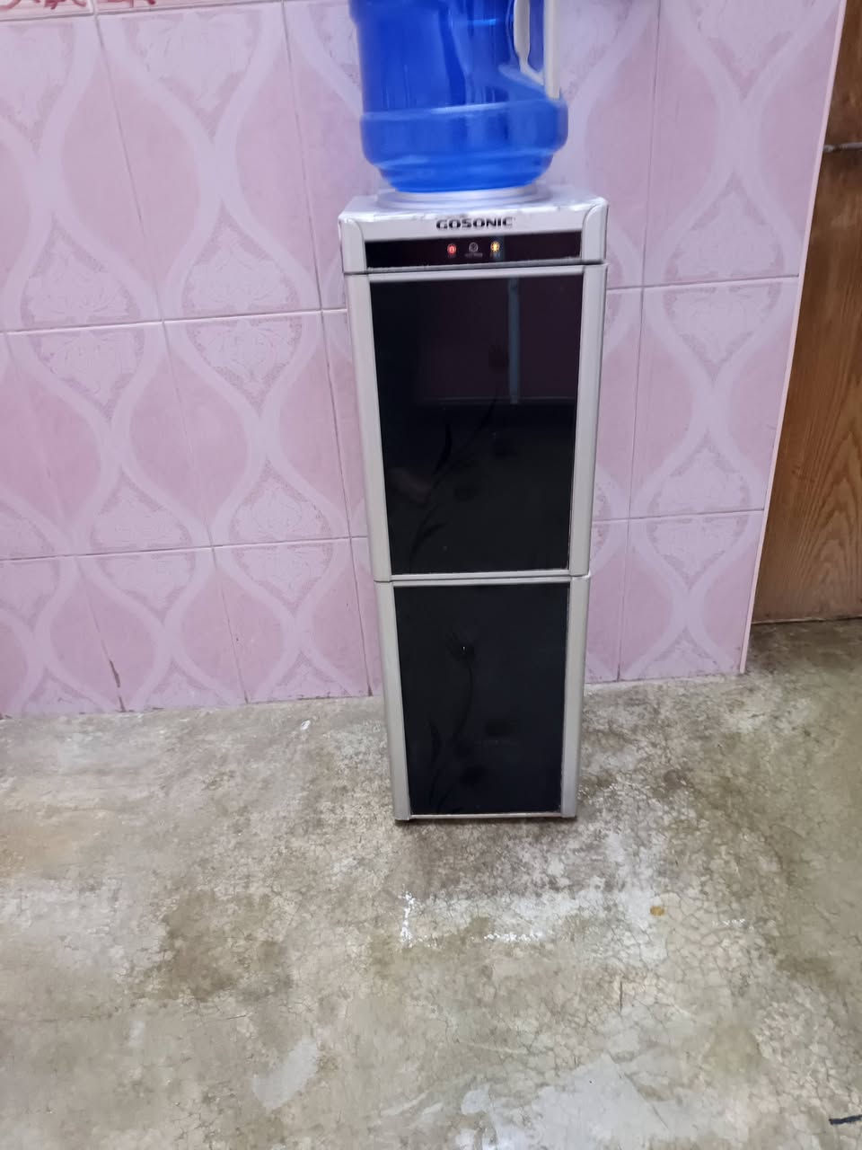 سلام عليكم براد شغال شرط حار بارد كل عيب مابيه كله شرط  السعر 55 وبيه مجال مكاني كركوك حي عسكري شراي اتصل ***********
