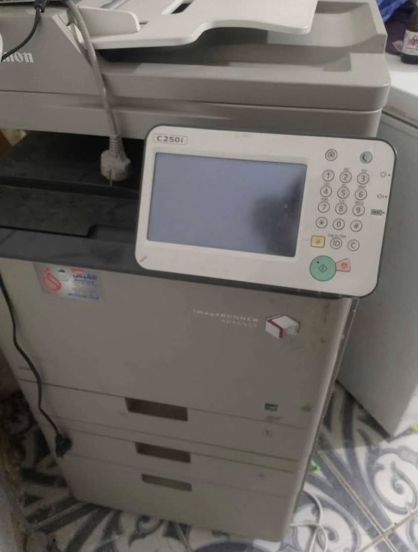 السلام عليكم طابعه كانون c250 مستعمله
وعندي كابسه مثل بالصوره لكن لون اسود جديده تكبس A3 
اثنينهن للبيع 
***********

