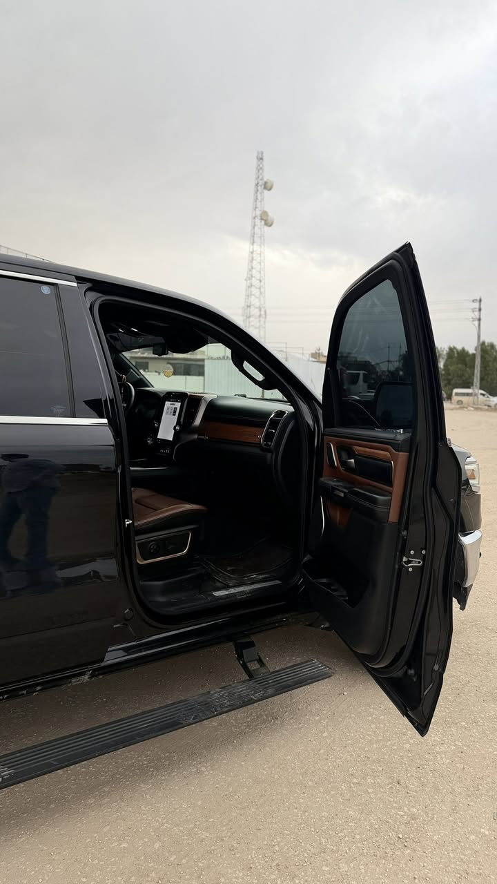 رام 1500 لمتد 2024 . (خليجي -هارلم )
باب طويل-بدي قصير (المرغوب)

العداد42 الف كيلو قابل للزياده

المحرك : V8 5.7L . 

السعر : اتصل او خاص 

مرقم اربيل مييز 

السياره مكفوله كفاله عامه 

المواصفات :

* جكات 5 وضعيات

* دفع رباعي 4x4

*رادار امامي مع مانع تصادم . 

* نقطة عمياء . 

* تحذير الخروج عن المسار .

* 4 كاميرات (360) درجة . 

* اصطفاف ذكي (اوتوپارك) .

* دواسات جانبية كهربائية .

* المصابيح الأمامية زنون .

* كشافات الضباب زنون . 

* المصابيح الأمامية LED .

* المصابيح الخلفية LED . 

* دخول ذكي (بصمة). 

* تشغيل عن بعد .

* مقاعد من الجلد الفاخر . 

* المقاعد الامامية كهربائية مع ميموري  لمقعد السائق.

* المقاعد الأمامية تبريد وتدفئة . 

* المقاعد الخلفية تبريد وتدفئة . 

* شاشة كبيرة 12 أنچ .

* نظام ملاحة نفكيشن GPS .

* حساسات امامية وخلفية .

* سقف بانوراما .

* مانع تصادم امامي و خلفي.

* مكيف خلفي .

* ويل كروم قياس 22 انج .

* مرايا كهربائية جانبية من الكروم قابلة للطي كهربائيا .

* شاحن موبايل لاسلكي (واير ليس) 

* النافذة الخلفية كهربائية.

* المرايا الجانبية تدفئة . 

* بدي معزول مع غطاء .

* امكانية تعديل ارتفاع دواسات البنزين والبريك .

* هاند بريك كهربائي . 

* المرايا الوسطية كاميرا . 

* رام بوكس .

* مرايا مع خاصية التعتيم الذاتي . 

* مساحات تخزين إضافية تحت المقاعد.

* سستم الصوت هارمن كاردون. 

مكان السيارة النجف 

***********
