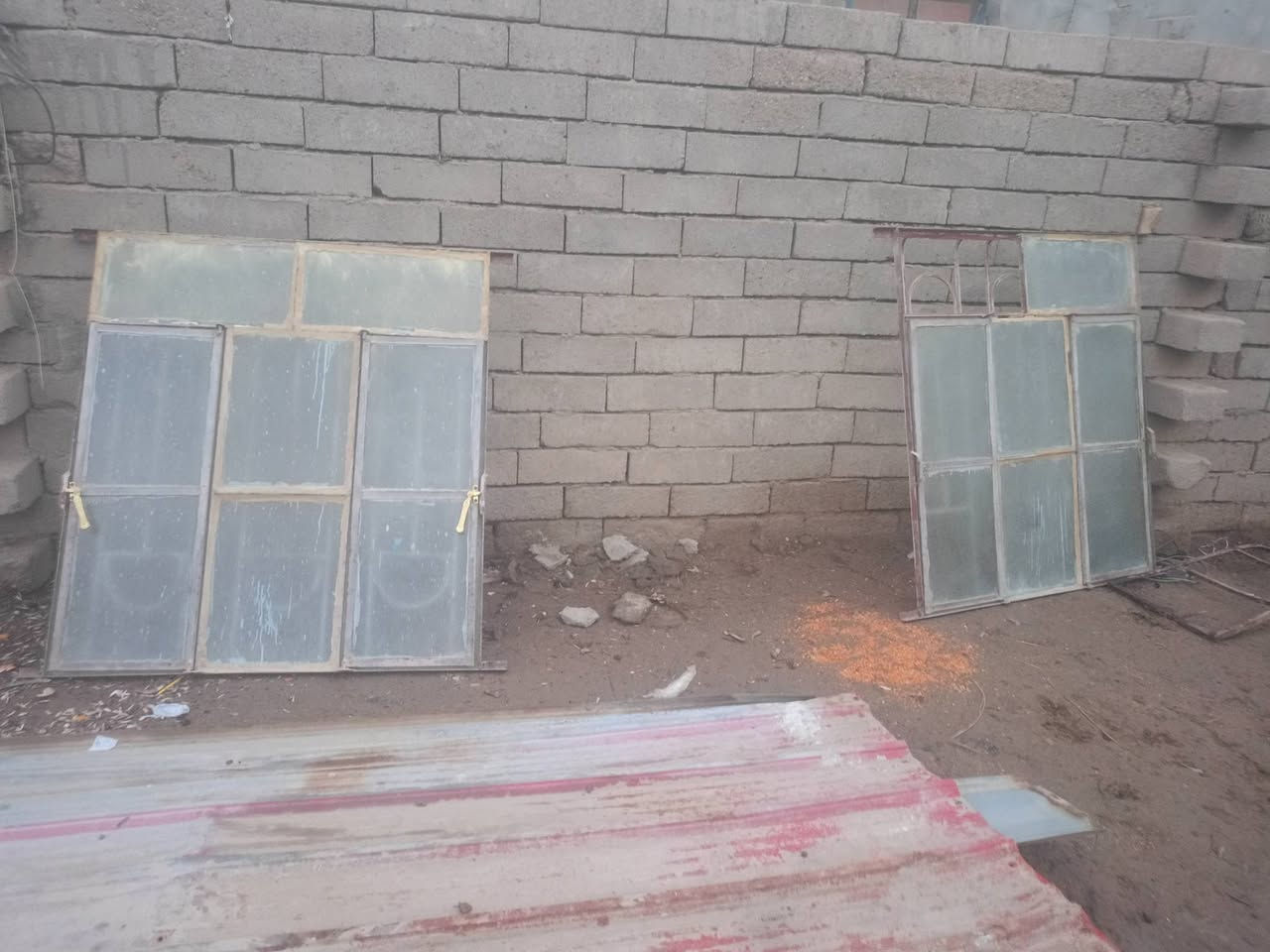 السلام عليكم. هيكل سقيفه3×3،،جينكو عدد 8,الطول3متر،شبابيك عدد2,  شيلمان عدد6 ,3 طولهن 5 متر و3 طولهن 4متر ويتوفر جندل او قوق العدد 8 ،طولهن 4 متر المكان القرنه مزيرعه ***********
