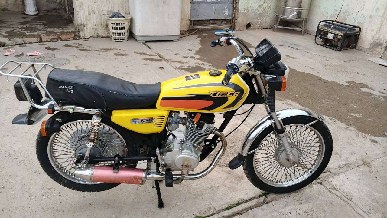 السلام عليكم دراجة لبيع السعر ٤٠٠مية الشراي يتصل عل رقم ***********
