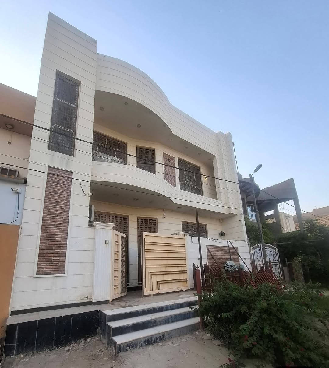 دار سكن  للبيع 🏠 
⭕العنوان : أم الخيل الثالثة
    قرب المركز الصحي
⭕شارع 40 الفاصل أم الخيل الثانية والثالثة

⚪طابقين 
⚪بناء حديث

المساحة : 100م²
الواجهة : 10 متر✅
علمأ الدار مطلوب صندوق الاسكان 20 مليون

  ⭕التفاصيل⭕
غرف نوم عدد3/صالة عدد2/ استقبال / مطبخ /
مجمع صحي عدد3
-----
                          المراجعة 
     ♦️♦️♦️مجموعة باسم الشمري♦️♦️♦️
      ♦️♦️للاستثمار والتطوير العقاري♦️♦️
____
للأستفسار الاتصال على📲
قسم المبيعات 📠
***********📱
***********📱
