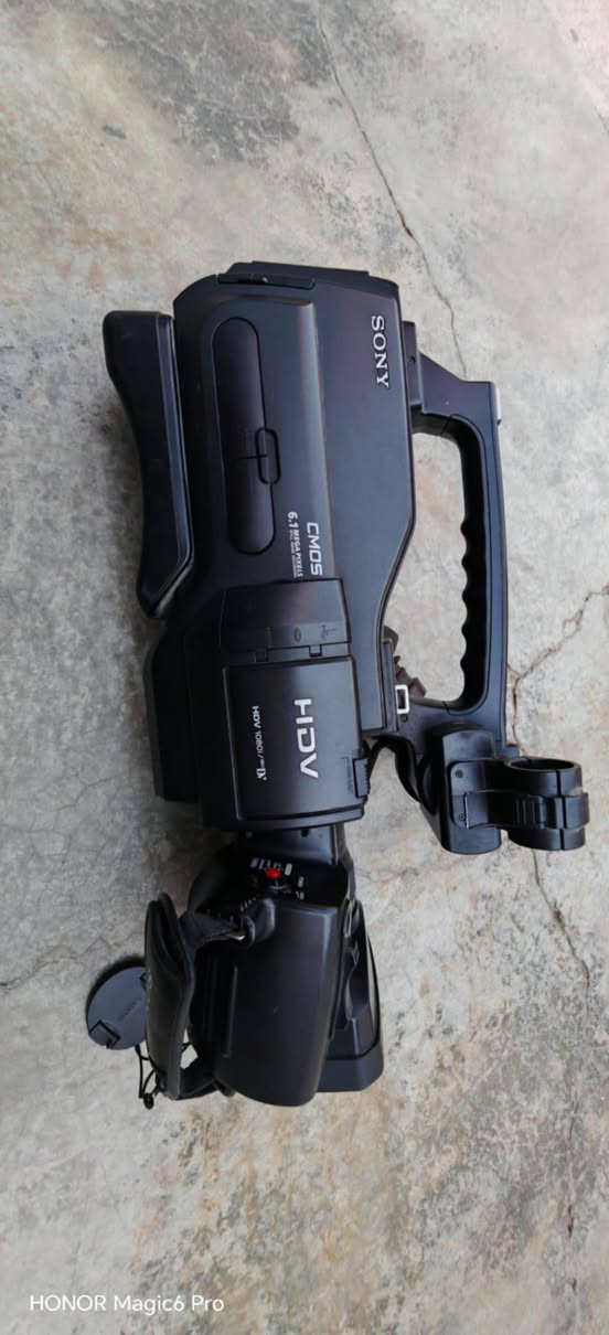 كاميرا سوني اج دي 1000 نظيفة جدا خاصه بتصوير الاعراس والمناسبات نظام كاسيت 4ملم  قيم وخذ  ..... رقم الهاتف ***********
