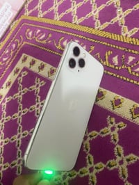 آيفون ١١ برو • ٦٤ • فطر صغير بالشاشة
