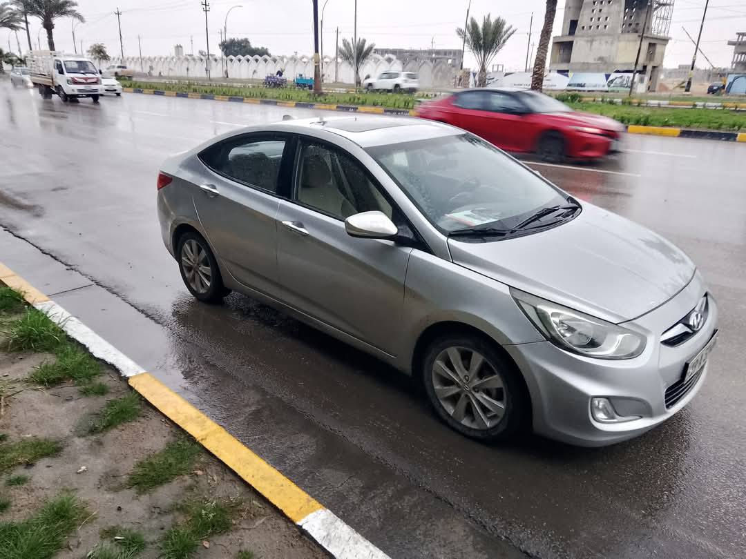 سلام عليكم 
اكسنت موديل ٢٠١٤خليجي 
مكينه ١٦٠٠ قطرتين 
ماشيه ٩٥كم 
بيها ضرر قطعتين باب السايق وجاملغ ضربه خفيفه 
حداديه نص عمر 
السياره خير من الله باقي التفاصيل موضحه شوف عينك الصور 
للتواصل *********** مكان السياره كربلاء. 
السعر ٩٢$وبيها مجال بسيط حك الجيه
