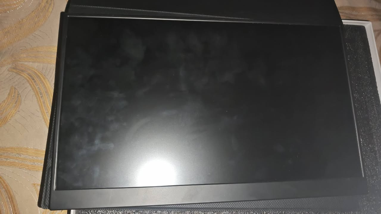 السلام عليكم للبيع
شاشة محمولة للهاتف للpc او شاشة ثانوية
مواصفات دقة 2k 144hz
ترهم لمشاهدة الافلام والألعاب في نفس الوقت 
وتجي وياهة كفر +جكيع الوصلات من ال HDMI وتايب سي + هدية كيبورد وماوس وكل هذا بسعر خيالي فقط ب 145 الف دينار عراقي 
للتواصل خاص على الرقم ***********
