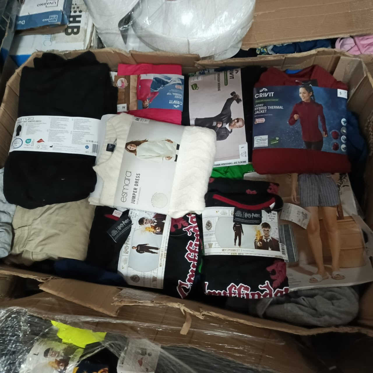 شباب ذني ملابس اجني بلحاويه شرط الماني والكل جديد بليبل يحتوي على اطفال ونسائي ورجالي وكلشي الملابس جديد بليبل بس اني ما اشتغل بلملابس فليفيدنه اذا على القطعه الف ونص واذا وزن 4 الاف الكيلو شرط كلهن وبلعافيه للياخذهن ***********
