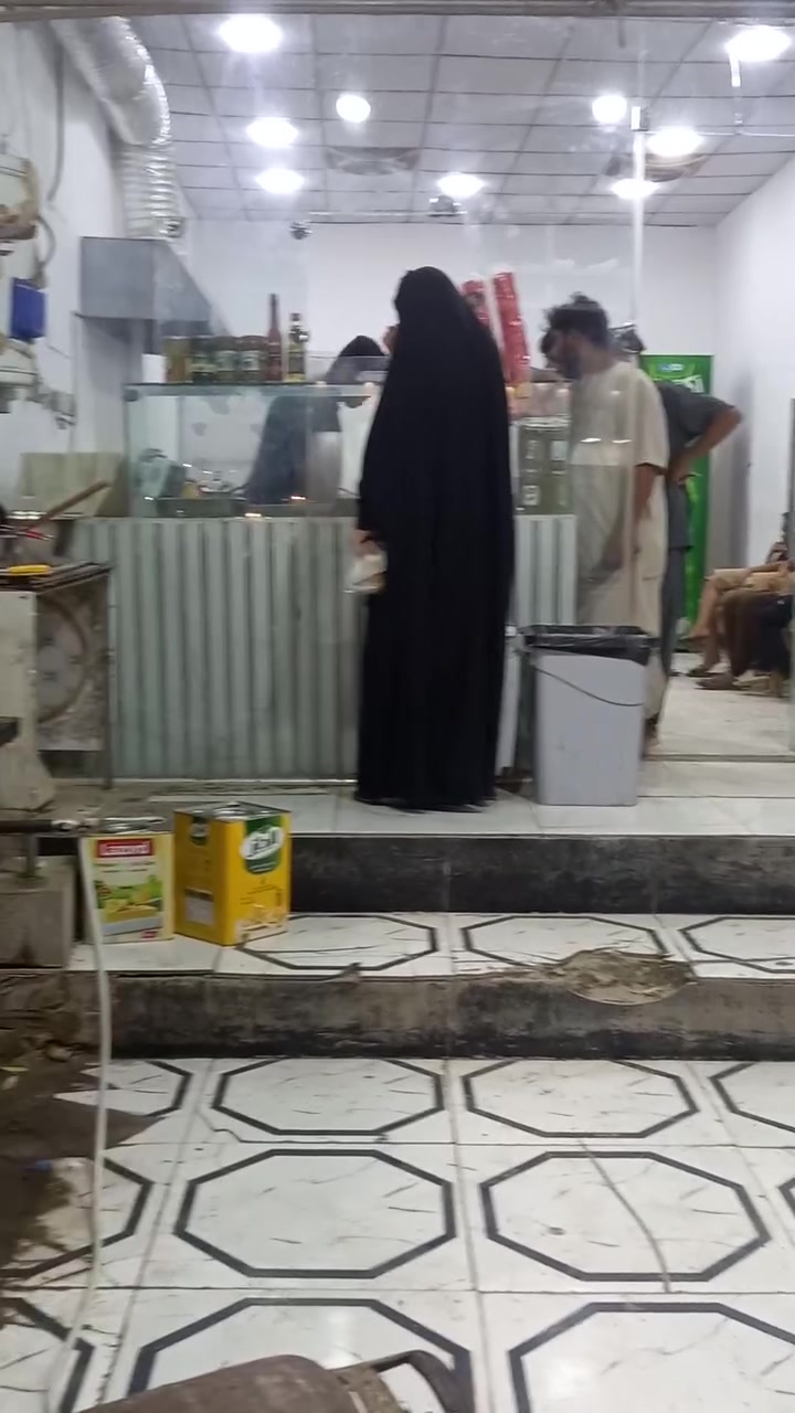 السلام عليكم مطعم للبيع سبب عدم التفرغ مكون فرن بيزا ٣ طابق  وخمارات ثنين وقلايات ٣ زيتيه  وستيك بركر و ٥ قناني غاز مطعم متكامل ثنين مجمدات وعارضه وحده الواجه ١١ متر والنزال ٢٠ تقريب المطعم صاير ركن المكان حي الزهراء مقابيل صيدليه الشاكرين  للإستفسار اتصال ع الرقم   ***********
