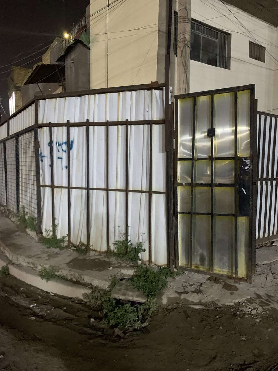 حوالي ٢٥ متر طول للبيع حي اور تفتح السياج وتاخذه حي اور ***********
