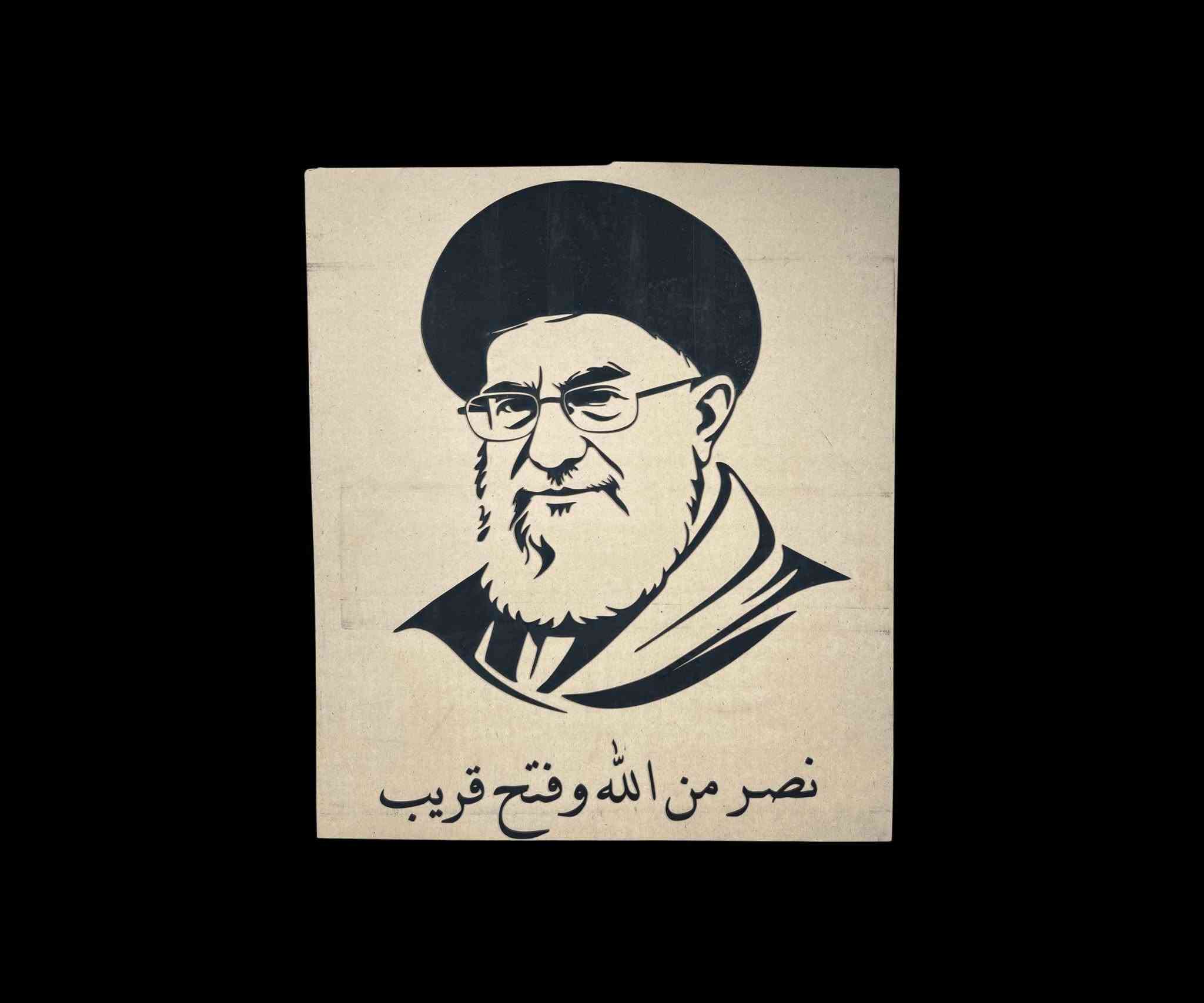 لوحة جدارية خشبية السيد علي الخامنئي ليزرية ثلاثية الأبعاد بورتريه (قطعتين)

لاستخدامات:

ديكور جداري إسلامي فاخر للمكاتب الرسمية، المقرات، الهيئات، والمجالس الثقافية.

لمسة فنية ذات طابع ديني وروحاني مميز لتزيين واجهات الاستقبال والصالات.

هدية تذكارية وعقائدية راقية جداً في المناسبات والمحافل الرسمية.

المميزات:

قص ليزر رقمي عالي الدقة: تتميز اللوحة بتفاصيل دقيقة للغاية وبورتريه منبثق تم قصه بأحدث تكنولوجيا الليزر لضمان حواف ناعمة ونظيفة تماماً كما في.

تصميم مجزأ مرن (منظومة قطعتين): يأتي الطقم مكوناً من قطعتين منفصلتين (لوحة البورتريه الرئيسية + شريط الخط العربي السفلي)، مما يمنحك حرية كاملة في تحديد المسافة الجمالية الفاصلة بينهما أثناء اللصق.

خط عربي بارز وأنيق: العبارة السفلية "نصر من الله وفتح قريب" مقطوعة بشكل بارز بخط عربي أصيل ومتقن لإعطاء هيبة وفخامة بصرية فريدة للوحة.

تثبيت ذاتي سهل وبدون مسامير: اللوحة مجهزة من الخلف بأشرطة لاصقة قوية جداً مزدوجة الوجه (Double-Sided Tape)، تتيح لك تثبيتها مباشرة على الجدران الملساء والأسطح الصلبة بكل سهولة ودون الحاجة لتخريب الحائط بالمسامير.

الملاحظات:

تجهيز وتنظيف الجدار: قبل البدء بلصق اللوحة، يرجى مسح وتنظيف السطح الجداري جيداً من الأتربة، الرطوبة، أو بقايا الأصباغ لضمان تلاحم الشريط اللاصق الخلفي بكفاءة 100%.

طريقة اللصق المتوازي: اللوحة تأتي مع قوالب خطوط ليزرية للمحاذاة يُنصح باستخدام الكبان لضمان استقامة لوحة البورتريه تماماً بشكل أفقي قبل إزالة الحماية عن الشريط اللاصق ثم اضغط بثبات على الجوانب لمدة 30 ثانية.

ميزة التباعد الجمالي: نظراً لأن شريط الكتابة منفصل تماماً (بارتفاع 15 سم) عن لوحة البورتريه (بارتفاع 60 سم)، يمكنك ترك فراغ جداري بسيط ومدروس بمقدار 2 إلى 5 سم بين القطعتين لإعطاء مظهر ديكوري عصري وأكثر اتساعاً للوحة.

القياسات:

القياس الإجمالي قبل اللصق (اللوحة + الكتابة معاً): طول 58 سم × سمك 1 سم × ارتفاع 75 سم.

قياس لوحة البورتريه فقط: طول 58 سم × سمك 1 سم × ارتفاع 60 سم.

قياس شريط الكتابة والخط فقط: طول 58 سم × سمك 1 سم × ارتفاع 15 سم.

أبعاد كرتون التغليف الآمن ضد الكسر: 60 × 80 × 5 سم.

توصيل بغداد ومحافظات بغداد, العراق


**إذا كنت صاحب هذا الإعلان وتريد حذفه لأي سبب، رجاءا أرسل رسالة إلى الدعم الفني**