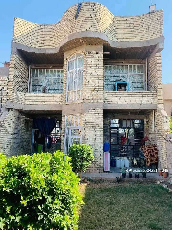 السلام عليكم بيت للبيع مساحته ٤٢٥ متر جنس الارض طابو زراعي سند ٢٥ موقعه تجاري على شارع العام طابقين الطابق الأول غرفتين وترك وصاله وصحيات داخليه ومنور واستقبال ومطبخ وكراج جبير وحديقه جبير وصحيات خارجيه والطابق الثاني غرفتين وصاله وصحيات وبلوكونه وسطح  موقعه تجاري يرهم تبني محلات ع شارع كافتريا اي شي خدمي السعر ٢٦٠ بي مجال للشراي  الشراي يتصل ع رقم ***********
