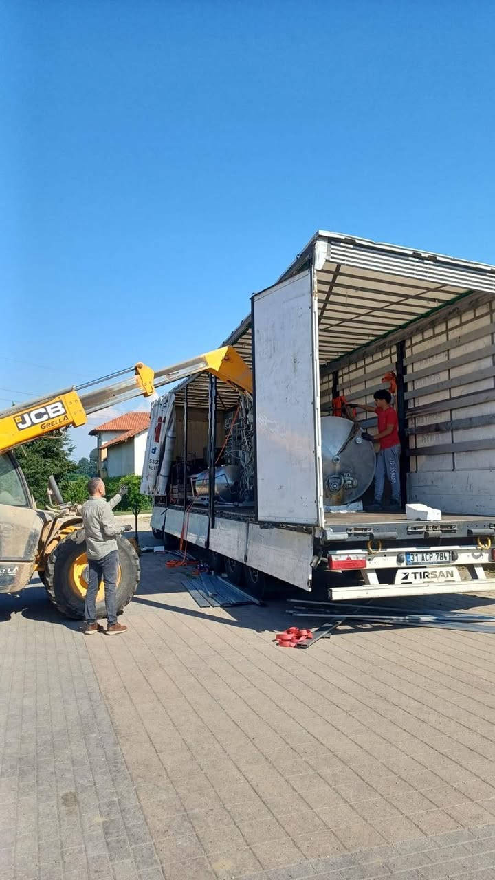 ملاحظة تم شحن الخط من أيطاليا الى تركيا وثم الى مستودعنا في سوريا ترانزيت 
🇮🇹 للبيع – خط إيطالي متكامل لإنتاج وتعبئة العيران (الشنينة)
والحليب المنكه شراب الأبطال والعصير   ايضا يمكن استخدام ماكينة التعبئة لتعبئة المياه المعدنية  حجم 350 مل 500 مل و 1 ليتر 
✅ خط إنتاج وتعبئة كامل صناعة إيطالية. 
✅ طاقة إنتاجية من 4,000 إلى 12,000 عبوة في الساعة
✅ خيارات متعددة للتعبئة حسب احتياجات العميل
 ✅ يدعم التعبئة في العبوات البلاستيكية والزجاجية بمختلف الأحجام.
✅ مزود بنظام تعقيم هوائي متطور لضمان أعلى معايير النظافة والسلامة الغذائية أثناء الإنتاج
✅ مناسب للمصانع التي تبحث عن الجودة العالية، والكفاءة، والاعتمادية في التشغيل.
يتم أضافة الاوتوغلاف وبويلر البخار ووحدة الغسيل الذاتي الاوتوماتيك بعد توقيع العقود 
للاستفسار عن المواصفات الفنية والأسعار، يرجى التواصل معنا عبر روابط الواتس أب أو الأتصال مباشرة 
https://hatiboglumakina.com/ar
info@hatiboglomakina.com
رابط الواتس 
https://wa.me/905055983720
رابط الواتس
https://wa.me/905379467687
رابط اليوتيوب
https://youtube.com/@HATIB_MAKINA
@إشارة 
#سوريا #دمشق #وزارة_الاقتصاد_والصناعة #هيئة_المواصفات_والمقاييس
#المواصفات_والمقاييس
#التحول_الرقمي #الخدمات_الرقمية
#النافذة_الواحدة #التطوير_المؤسسي
#الجودة #الاقتصاد_السوري
#الصناعة_السورية
#الاستثمار #التنمية_الاقتصادية@


**إذا كنت صاحب هذا الإعلان وتريد حذفه لأي سبب، رجاءا أرسل رسالة إلى الدعم الفني**