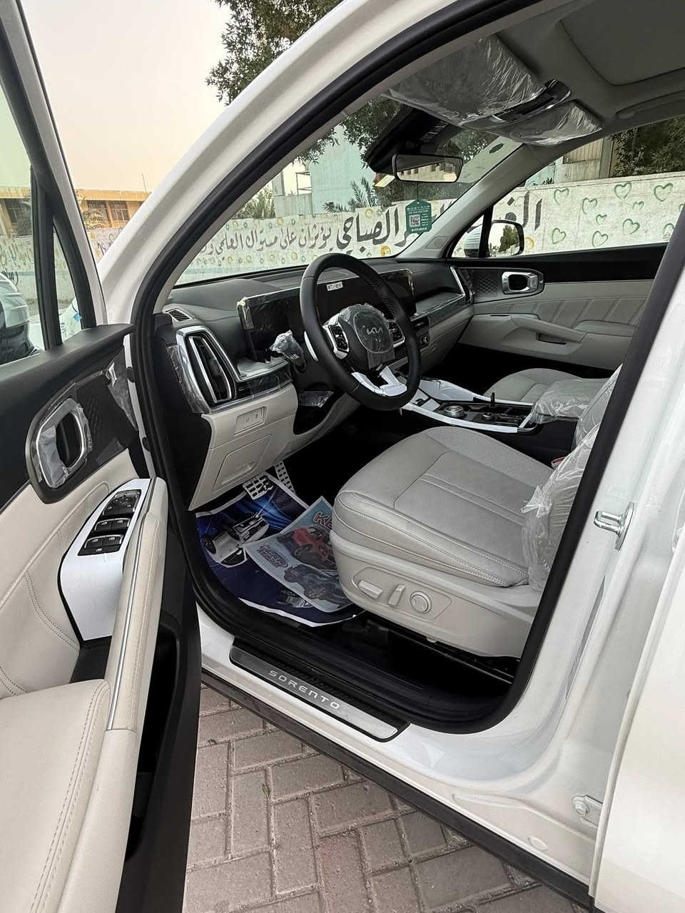 السلام عليكم سورنتو خليجي 
موديل 25 فور اكس الفول 
بصمه 
داتشو 
ويل 20 
كشن حار بارد 
فور ويل 
بانوراما 
كشنات جلد 
كير ماوس 
شفتات استيرن 
جنطه كهرباء 
6 سلندر 
7 راكب 
شن كهربا 
5 كامرات 
سياره زيرو ماشيه 4000 الف
ظمان شركه دوليه 
***********
