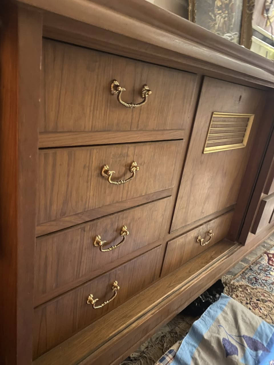 السلام عليكم بوفية للبيع 

داخل وخارج صاج نضيفة بيها 5 مجرات + بابين بيها رفين + باب سلايت من داخلها جام ورفين كبار 
مكاني بغداد الدوره 
واتساب ***********

