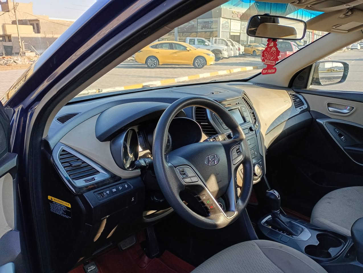 السلام عليكم للبيع سنتافي م2017 وارد امريكي بيها ضرر جاملغ بونيد الباقي كفاله حته من البارد السيارة جديده ماشيه 108 محرك مامفتوح مواصفات نص فول السعر148 عنوان واسط الصويرة فلكه الزعيم ***********
