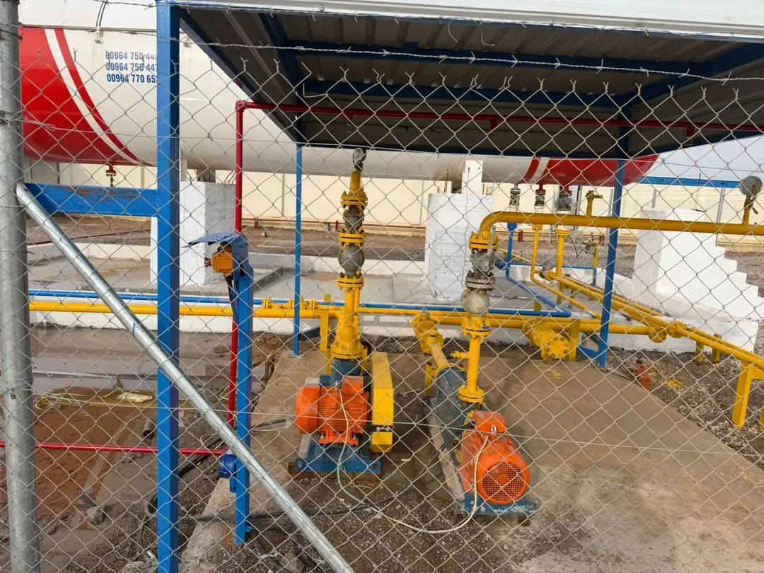 تم اطلاق مادة الغاز السائل (LPG) بنجاح تام بعد اكمال كافة المتطلبات الخاصة بتركيب المنظومة من مصنع داراسان (شركــــة دارا القصاب) من قبل كوادر شركتنا الى معمل غاز حمرين الاهلي - صلاح الدين ناحية سرحة  وفق احدث المواصفات الفنية ومعايير السلامة المعتمدة عالمياً بأشراف مباشر من قبل كوادر  الشركة العامة لتعبئة وخدمات الغاز 
للإستفسار أكثر مراسلتنا او الاتصال على :
 *********** 
او زيارة موقعنا الكائن في:
بغداد/ التاجي /مدخل شركة تعبئة الغاز 
أثناء التشغيل التجريبي لمنظومة الغاز في معمل غاز حمرين
أعمالنا المنجزة تجهيز تنصيب اشراف عين الغاز للخدمات الغازية 
***********

