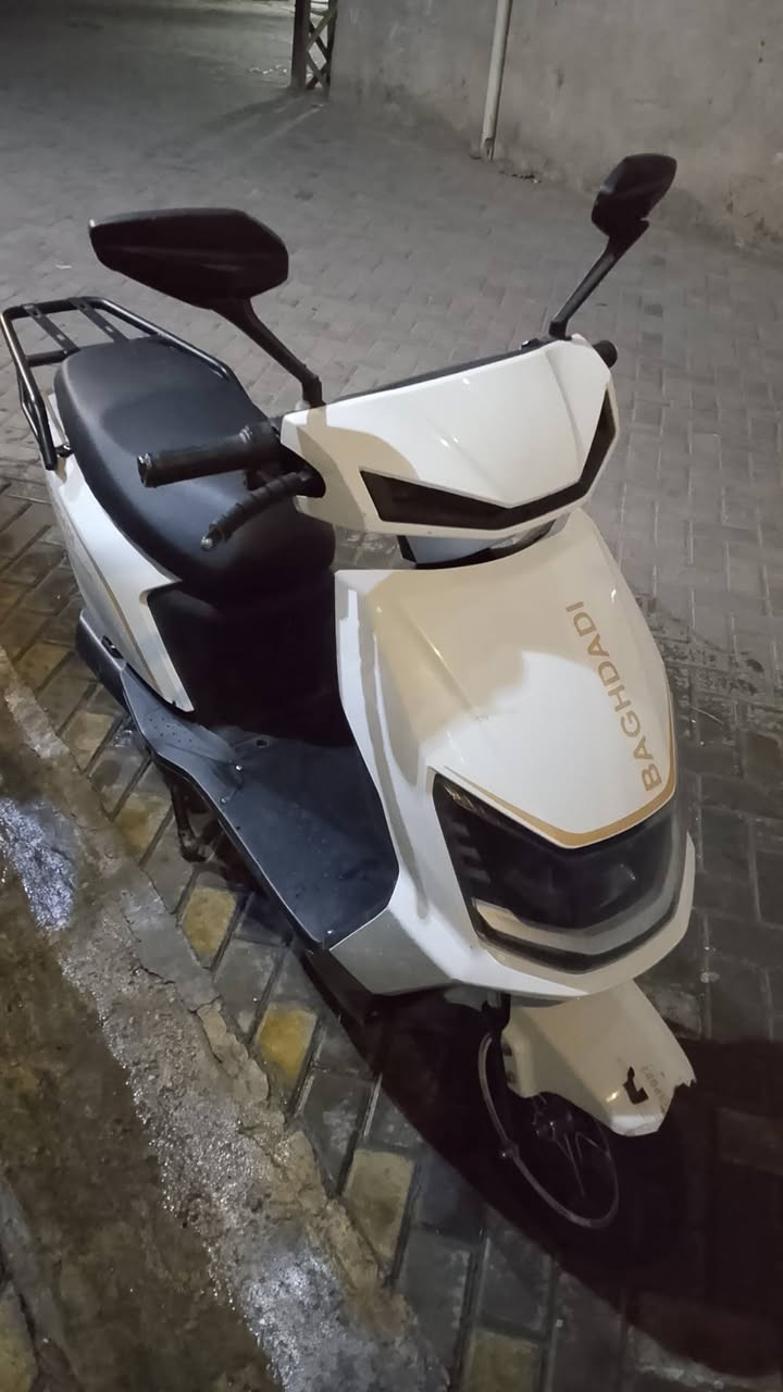 للبيع دراجه شحن بغداد مدينه الصدر نقصها بس بريك بس الامامي يشتغل كهربائيات شغاله نظه السعر ب 450 رقم ***********
