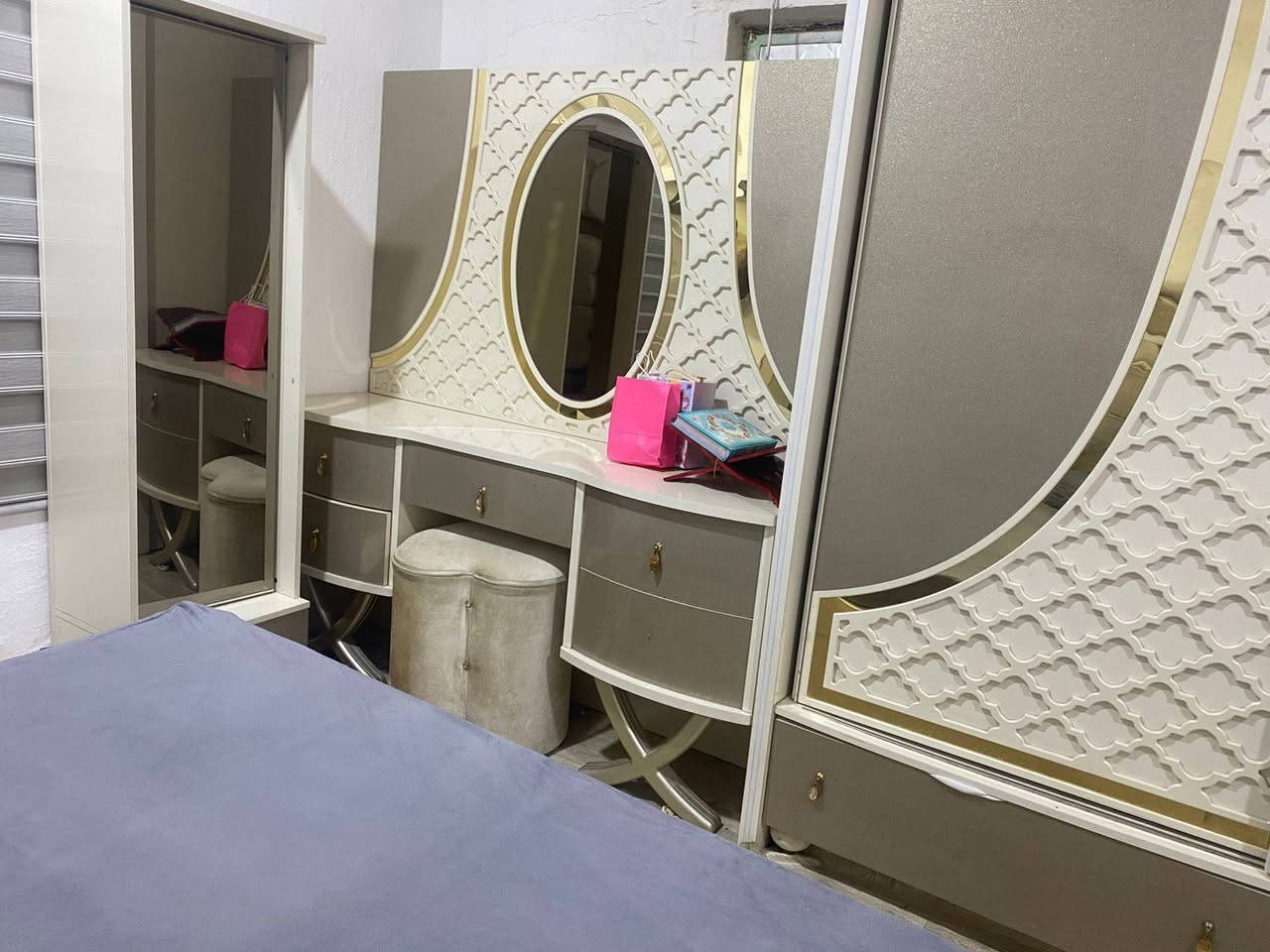 غرفه تركي نظيفه سعر 800 بيها اناره +  السرير متحرك يرفع وتحت مخزن الكنتور سحب وبيه رفوف / العنوان ظباط جمهوريه الرقم
***********
